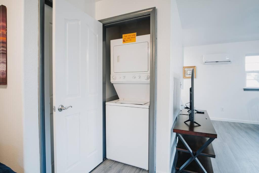 Gorgeous Upstairs Studio With Patio And Laundry Чико Экстерьер фото